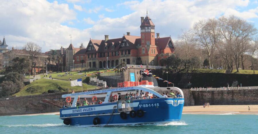 San Sebastian: Boat Tour with Stop at Santa Clara - What you’ll see around La Concha Bay (landmarks made easier)