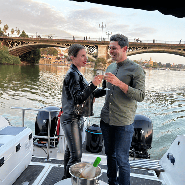 Sevilla: Romantic Boat Ride - Option 2: The 1.5-hour romantic ride with Möet & Chandon and chocolate bonbons