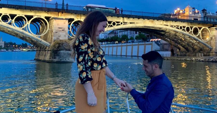 Sevilla: Romantic Boat Ride - What you’ll experience on board: music, comfort, and the river pace