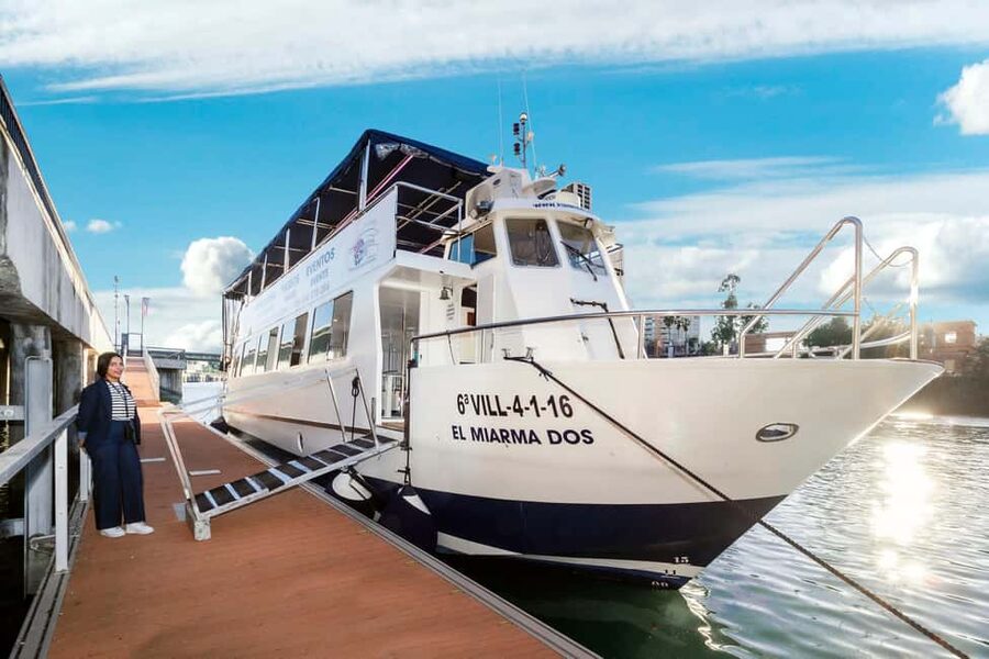 Seville: Restaurant Boat Ride on the Guadalquivir with Lunch/Dinner - Getting on the Boat at Muelle Nueva York