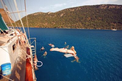 Side Dolphin Island Boat Trip With Lunch And Soft Drinks - Lunch Aboard: Simple, Filling, and Included