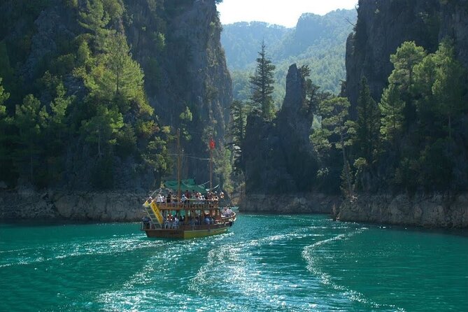 Side Green Canyon Boat Trip With Unlimited Drinks And Lunch - Lunch by the water: buffet, swims, and where kayaks fit in