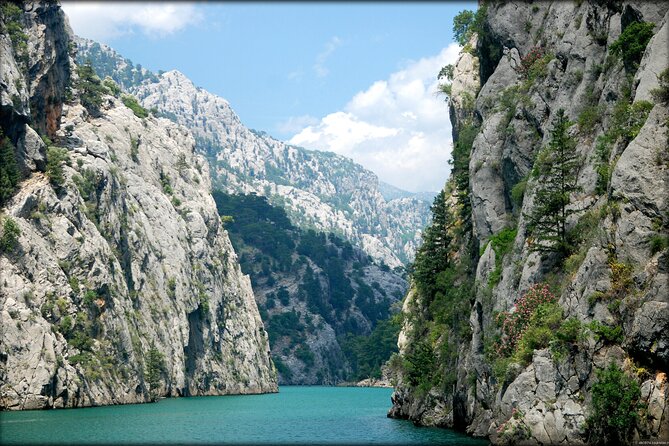 Side Green Canyon Boat Trip With Unlimited Drinks And Lunch - What guiding and onboard communication is like