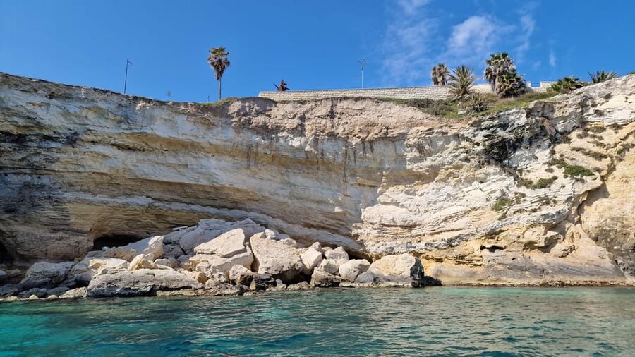 Siracusa: Ortigia & Sea Caves Boat Tour with Sunset Apertif - Getting started outside A Surgiva: the no-drama meeting plan