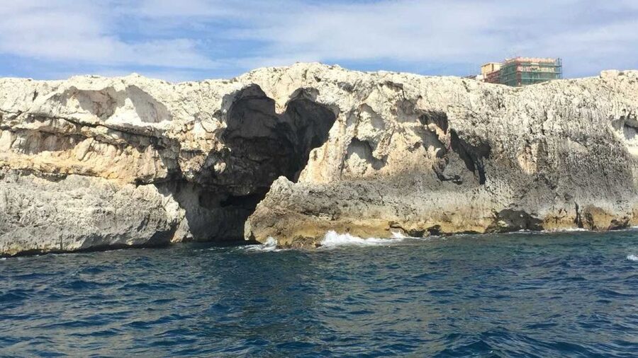 Siracusa: Ortygia Island Boat Tour with Grotto Visit - The possible swim stop: when conditions allow a quick dip
