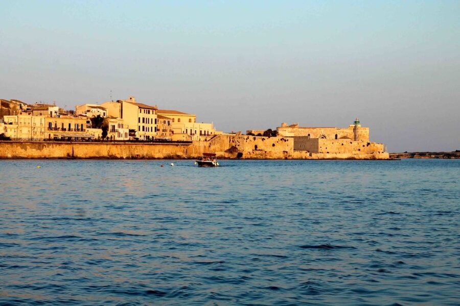 Siracusa: Ortygia Island Boat Tour with Grotto Visit - Skippers, groups, and storytelling: what the ride feels like