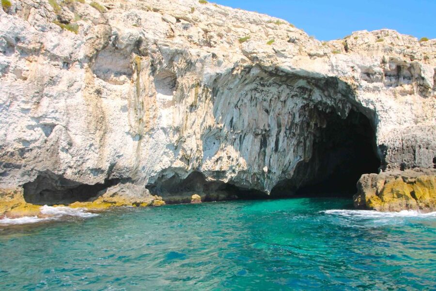 Siracusa: Ortygia Island Boat Tour with Grotto Visit - Who should book this boat-and-caves tour?