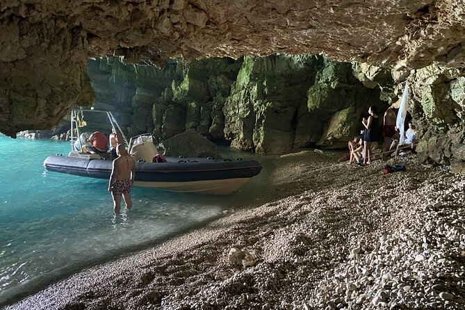Speed Boat Tour to National Park and Grama Bay - Blue Cave (Llovizi Cave): when the timing and waterline match
