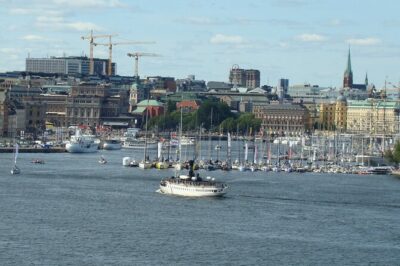 Stockholm- A Beauty On The Water: Old Town Walking Tour and Boat Trip Combined - Riksbron Views: A Quick Hit of Government, Nobility, and City Hall