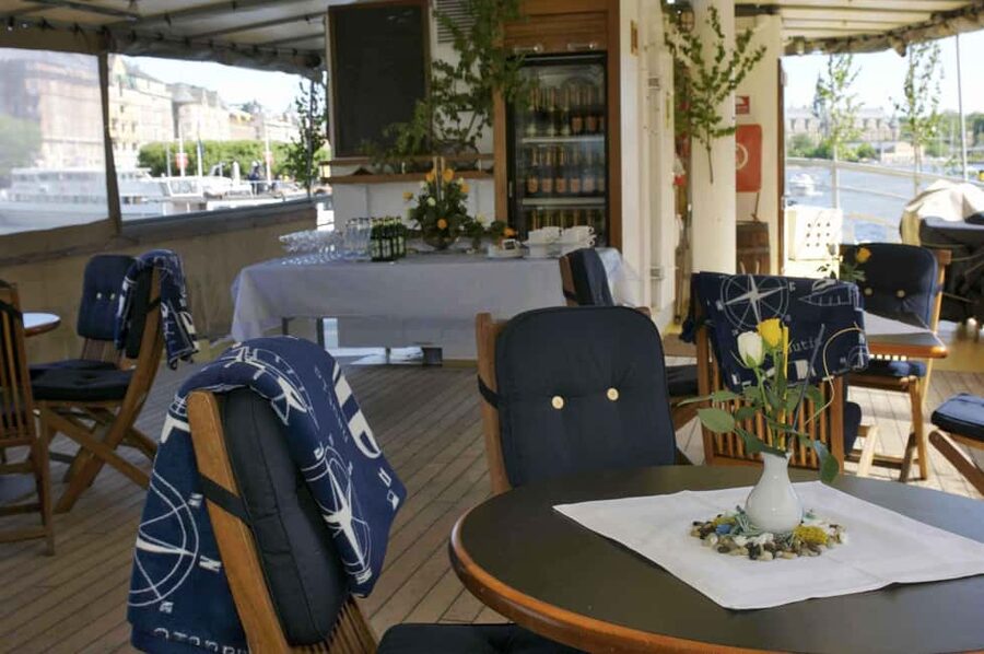 Stockholm: Midsummer Archipelago Boat Tour Live Guide - Food and drinks: what you can realistically expect