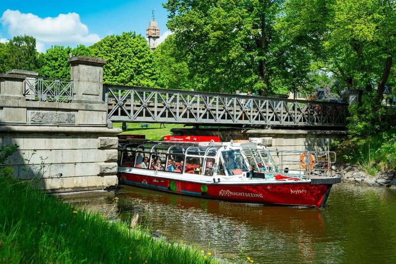 Stockholm: Royal Bridges & Canal Boat Tour with Audio Guide - Meeting at the Royal Palace and Finding Your Boat Smoothly