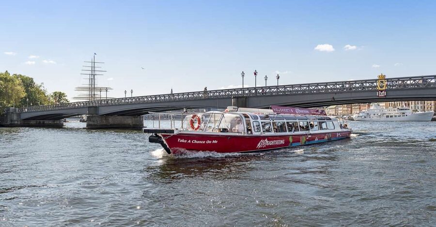 Stockholm: Royal Bridges & Canal Boat Tour with Audio Guide - Audio Guide: 14 Languages, Plus a Reality Check on Sound