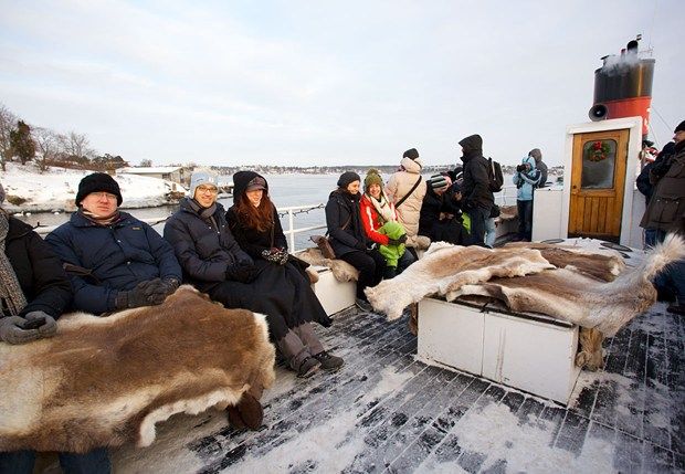 Stockholm: Winter Boat Tour with Guide - Route and timing: Strömkajen to Fjäderholmarna and back