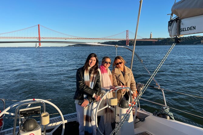 Sunset Boat Tour in Lisbon with Wine - Cristo Rei and Pontal de Cacilhas: Finishing With Big Lisbon Scale
