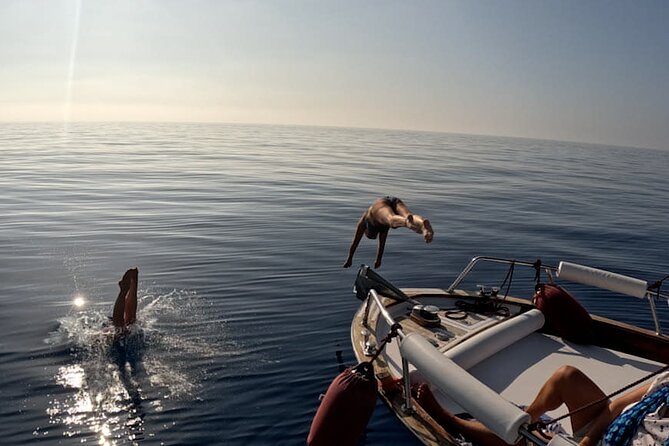 Sunset Boat Tour to Cinque Terre with aperitif on board - Rosa dei Venti meet-up at La Pietra: how the 3.5 hours unfold