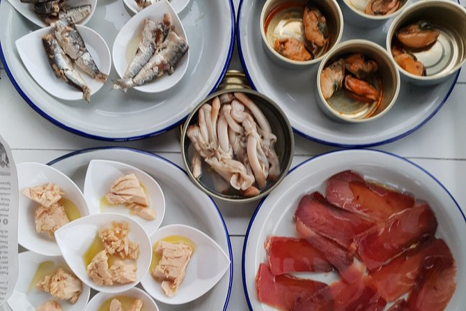 Sunset Boattrip + Tapa + Cava - Onboard comfort, blankets, and what to expect from the boat
