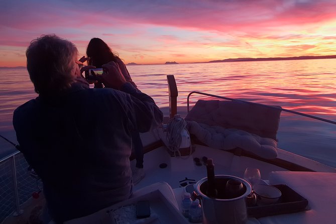 Sunset Boattrip + Tapa + Cava - Crew attention: more than a ticket, especially when it’s run well