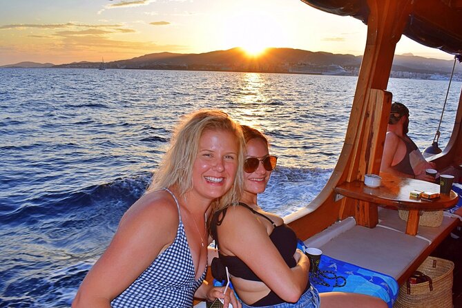 Sunset Tour Mallorca: Sunset boat trip with music & good atmosphere - The First Cruise Phase: Port Views, Then Cathedral and Tramuntana