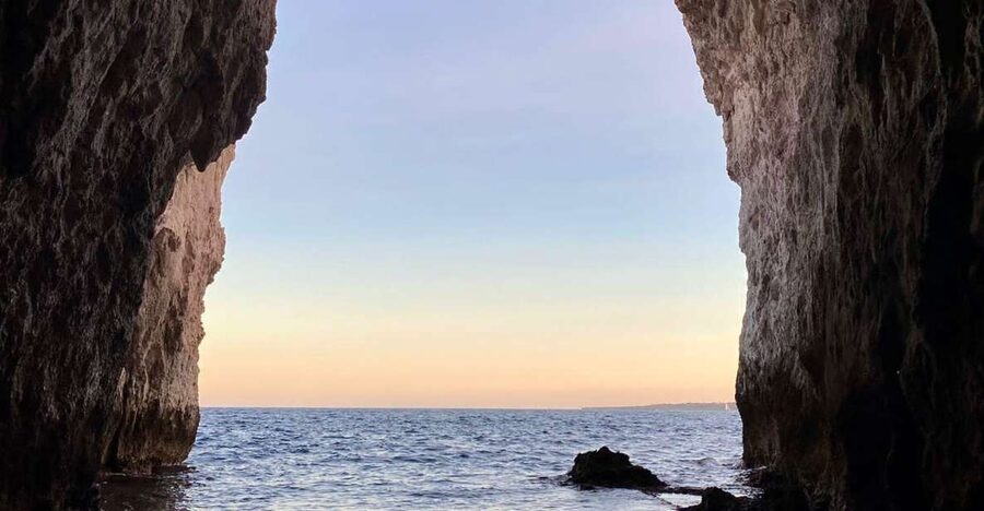 Syracuse: Boat tour Ortigia island,seacaves and Explanations - Syracuse sea caves: Capuchin caves and the named formations