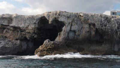 Syracuse: Boat tour Ortigia island,seacaves and Explanations - The first leg: Ortigia canal departure and views that set the tone