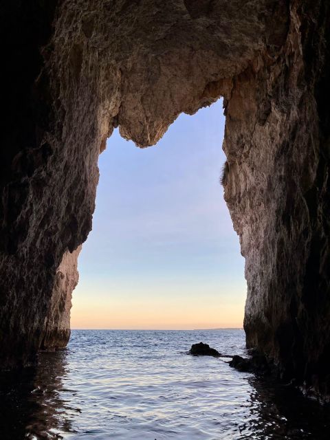 Syracuse: Boat tour Ortigia island,seacaves and Explanations - Stop by stop: what each sightseeing moment adds