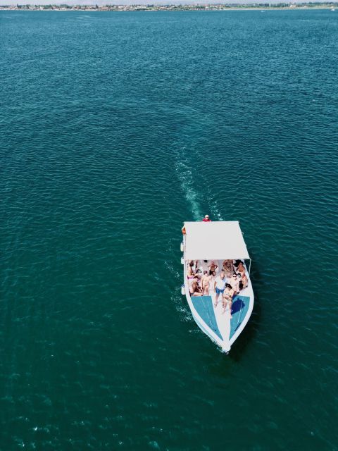 Syracuse: Boat tour Ortigia island,seacaves and Explanations - What the guide does: live Italian/English commentary that keeps you oriented