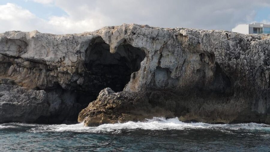 Syracuse: Boat tour Ortigia island,seacaves and Explanations - The first leg: Ortigia canal departure and views that set the tone