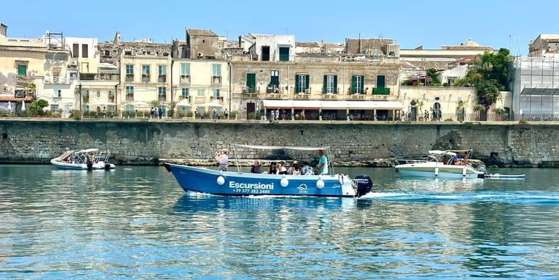 Syracuse: Ortigia Island and Sea Caves Boat Tour with Drinks - Swimming, showers, and that low-bridge moment