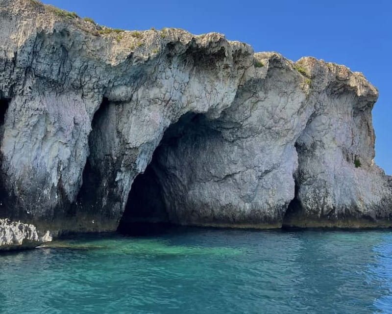 Syracuse: Ortigia Island and Sea Caves Boat Tour with Drinks - The guide experience: Italian and English storytelling