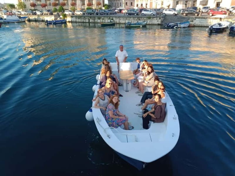 Syracuse: Ortigia Island & Sea Cave Boat Tour with Prosecco - Porta Marina and the low-bridge moment
