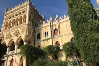 Tour in barca da Sirmione all'Isola del Garda - Passing Maria Callas, thermal areas, and Roman ruins from the shoreline edge