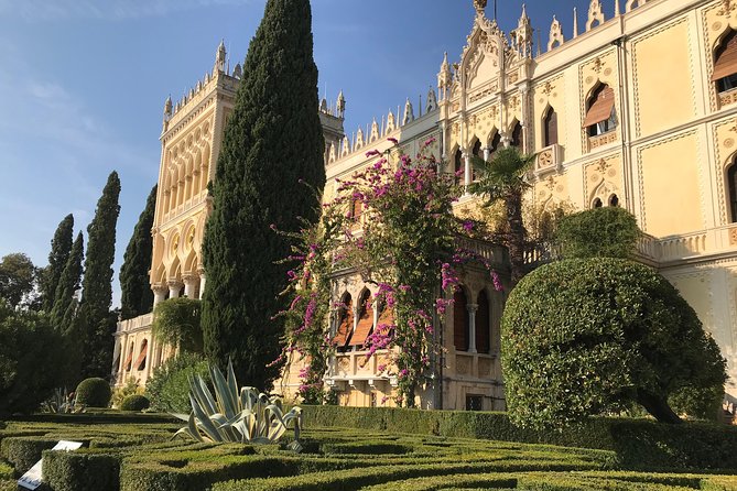 Tour in barca da Sirmione all'Isola del Garda - Isola del Garda and Villa Borghese: the photo stop that sells the tour