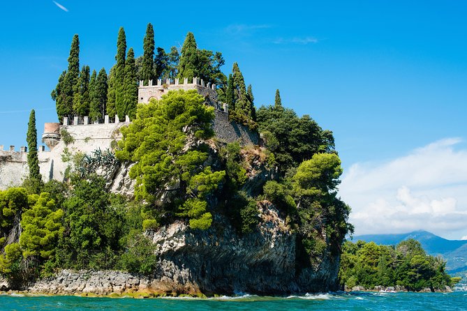 Tour in barca da Sirmione all'Isola del Garda - Sulphur springs and the Scaligero castle feeling from underneath