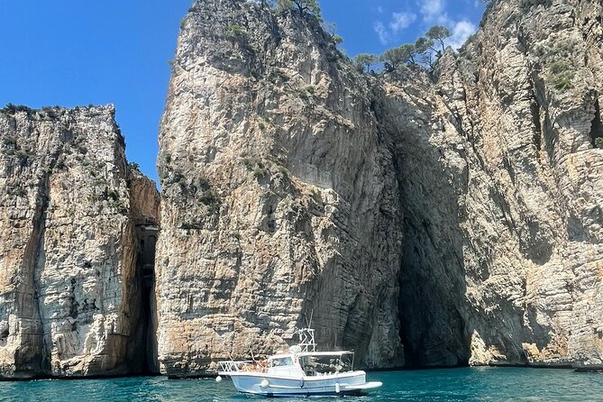 Tourist boat tour of the Gaeta peninsula - Castello Angioino and Punta Stendardo: Seeing Prison History from the Sea