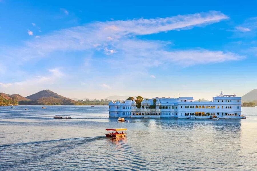Udaipur: Guided Ghat Tour and Boat Ride - Lal Ghat’s Colorful Details: Where Ornamental Work Becomes Clarity