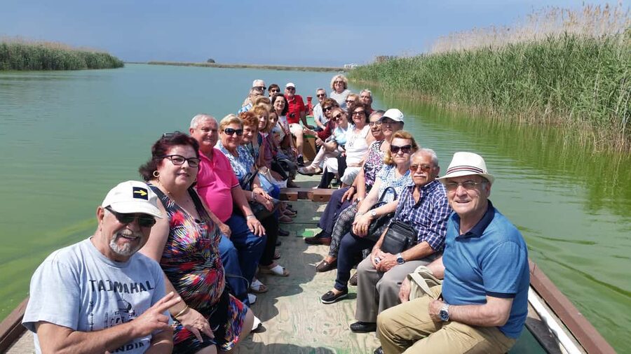 Valencia: Guided Lake Albufera Boat Ride and Barraca Tour - The main boat ride on Lake Albufera: canals, birds, and context