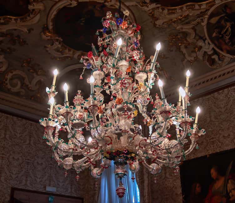 Venice: Guided boat tour to Murano and glassblowing - Murano glass factory visit: more than a showroom