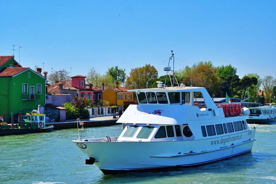 Venice: Murano and Burano Boat Tour with Glass Factory Visit - Burano: colorful houses, small canals, and a very walkable island