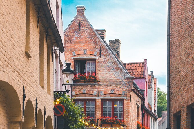 Walking tour of Bruges with boat option and/or beer tasting - Burg Square: the political heart, seen through modern eyes