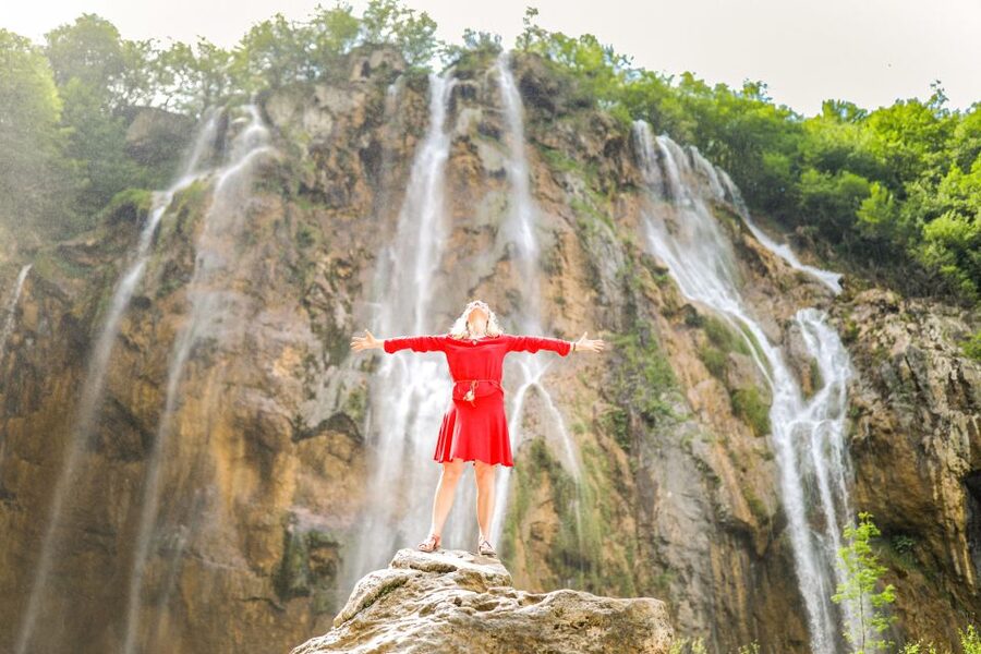 Zadar: Plitvice Lakes Full-Day Guided Tour with a Boat Ride - Leaving Zadar for Plitvice: the 1h45 mountain change
