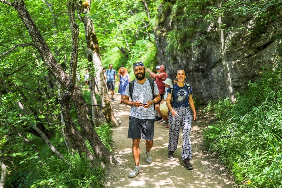 Zadar: Plitvice Lakes Full-Day Guided Tour with a Boat Ride - Crowds, timing, and getting your photos without losing the day