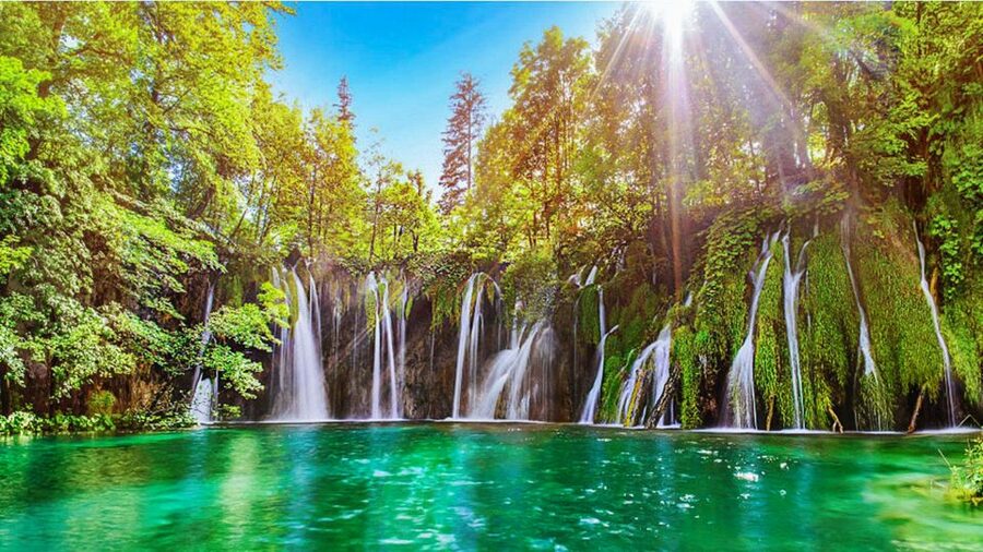 Zadar: Plitvice Lakes with Boat Ride and Zadar Old Town Tour - Meeting point and timing: how to avoid the first-day scramble