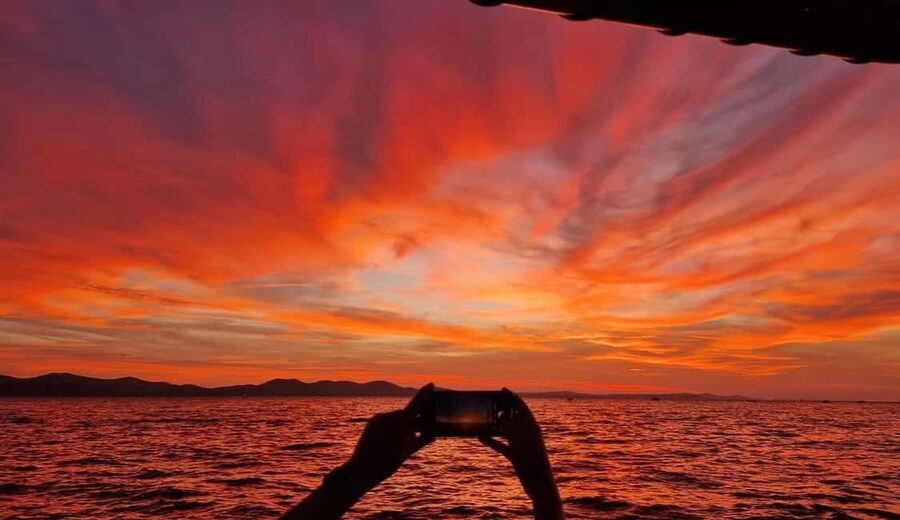 Zadar: Romantic, Luxury Sunset Boat Tour with Aperol Spritz - The 75-minute route: the 30-15-30 rhythm of Zadar sunset views